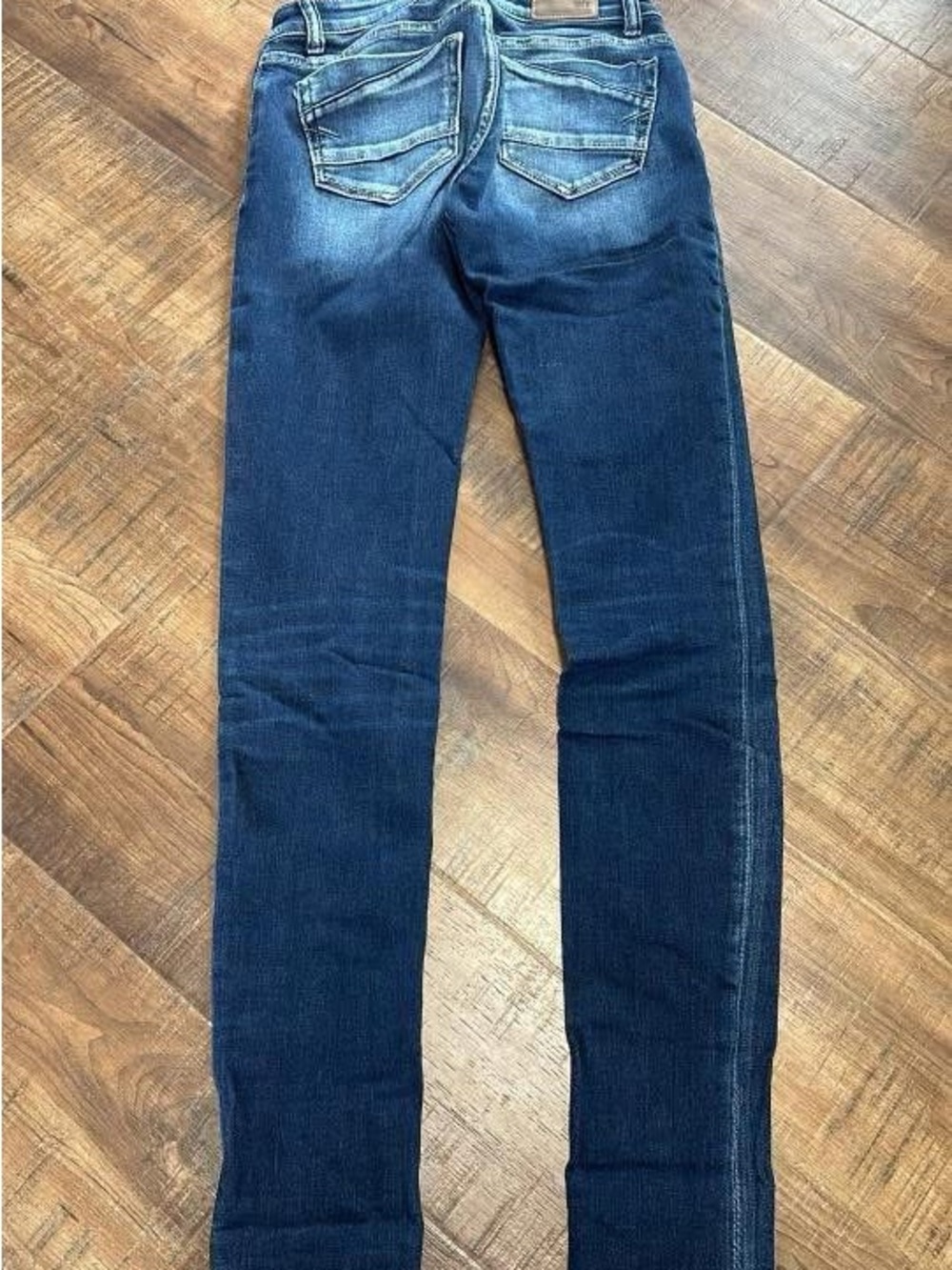 Buckle Women’s Skinny Jeans in Dark Blue Wash